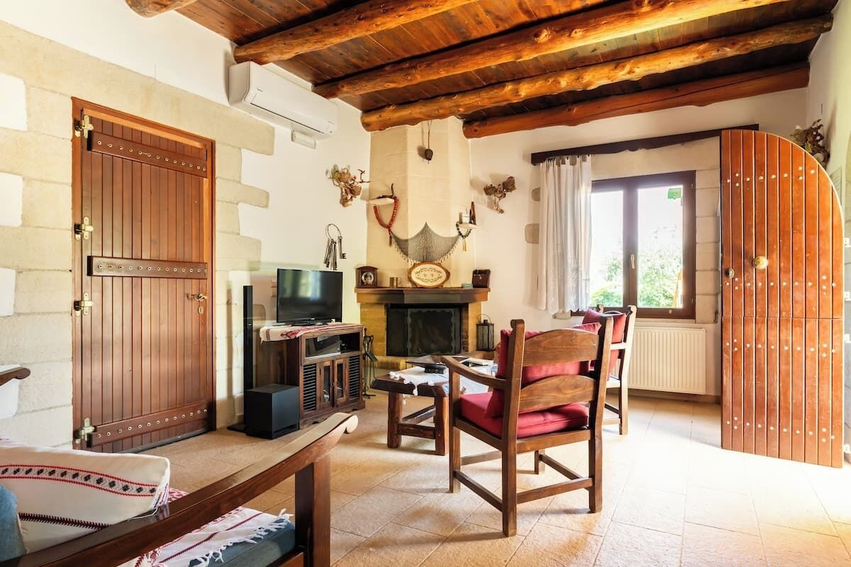 Smart-TV, peis, DVD-spiller og bøker