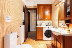 Duschwanne, Haartrockner, Handtücher, Shampoo