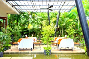 Outdoor dining - Private Luxury Room Balcony - Free Round Trip Airport Transfer  (Krong Siem Reap)