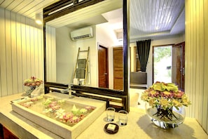 Interior - Private Luxury Room Balcony - Free Round Trip Airport Transfer (Krong Siem Reap)