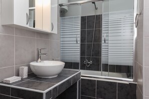 Ducha y bañera combinadas, secador de pelo, toallas y jabón