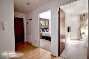 2 bedrooms, iron/ironing board, travel cot, free WiFi - Thistle Apartments - King's Apartment (Aberdeen)
