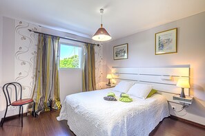 3 Schlafzimmer, Schreibtisch, Bügeleisen/Bügelbrett, Reisekinderbett