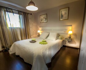 3 slaapkamers, een bureau, een strijkplank/strijkijzer, reisbedje