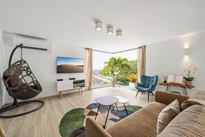 Fernseher, DVD-Player, Stereoanlage