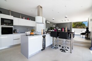 Een koelkast, een microgolfoven, een oven, een kookplaat