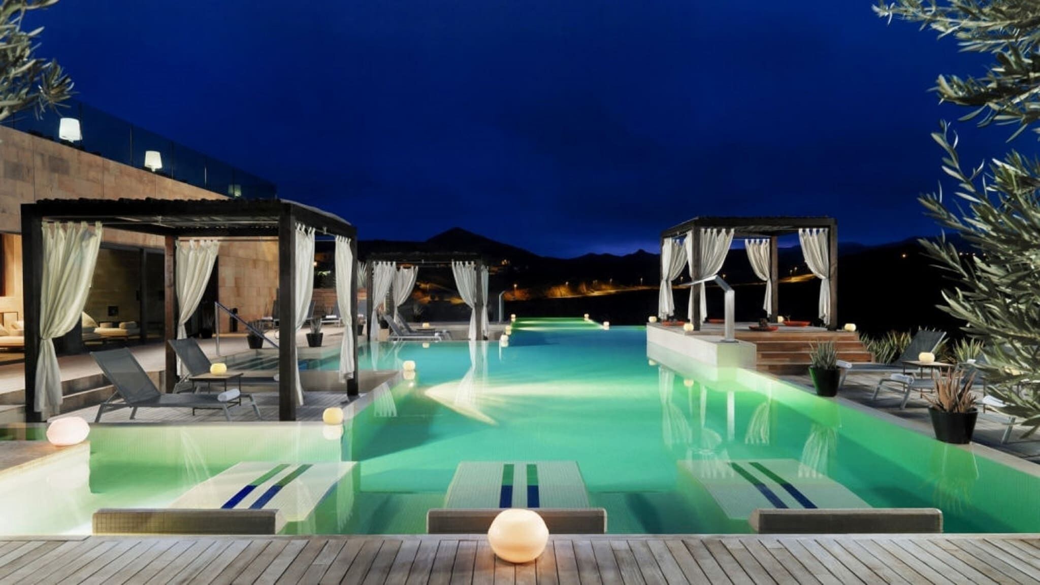 Een verwarmd zwembad