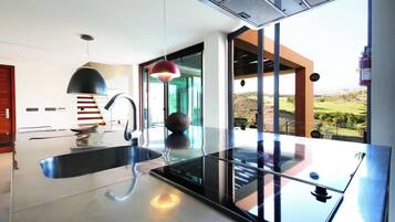 Frigorífico, microondas, horno y placa de cocina