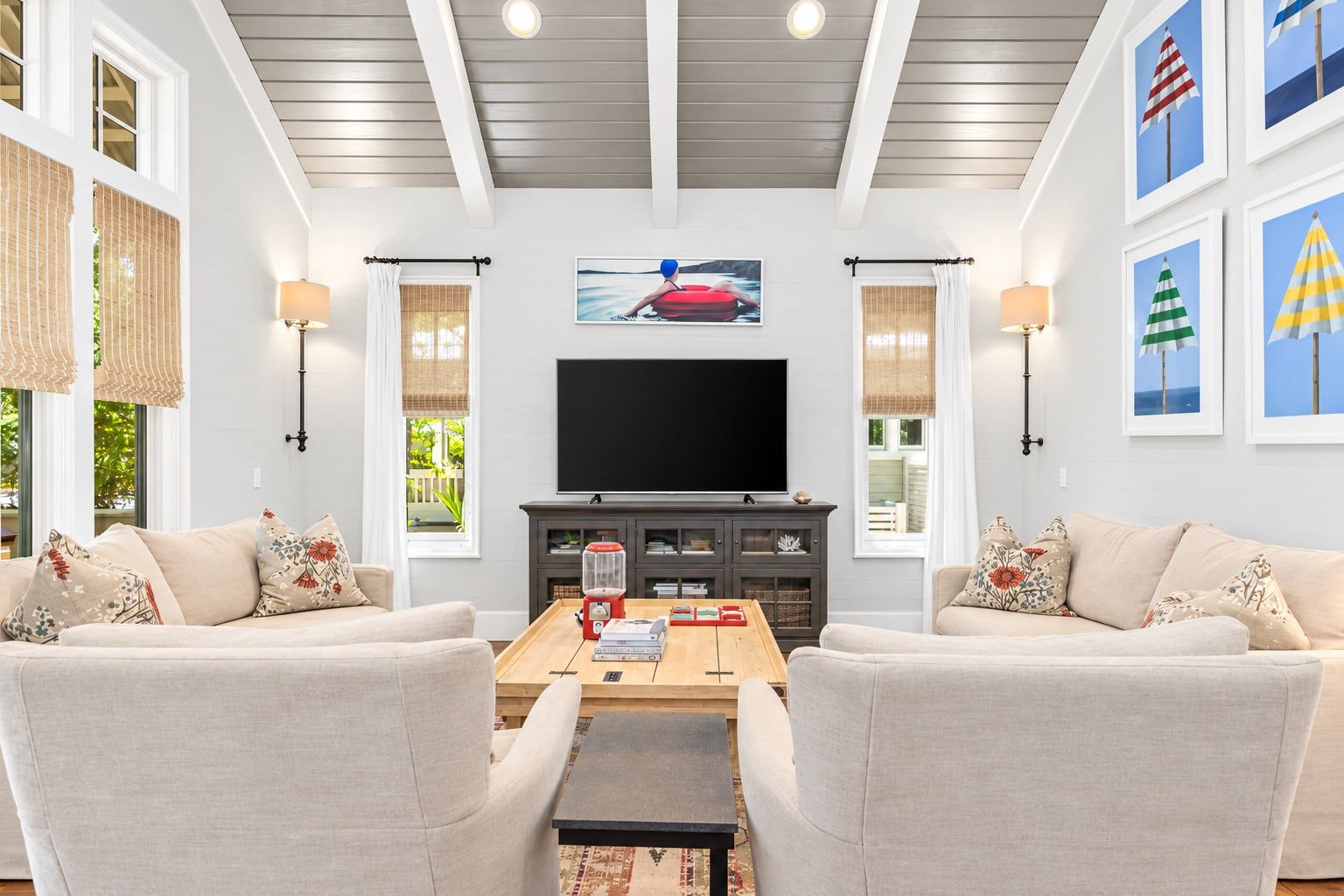 Una sala de estar con televisor, dos sofás, una mesa de centro y chimenea.