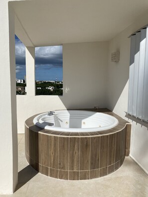 Outdoor spa tub