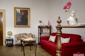 TV, books - Villa Valmarana ai Nani - Imperial Suite (Vicenza)