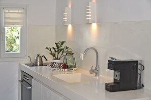 Jääkaappi, uuni, liesi, kahvin-/teenkeitin