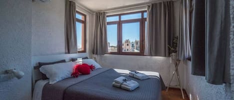 1 bedroom, travel crib, WiFi (free), bed sheets