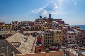 Unclassified image, 2 of 10, button