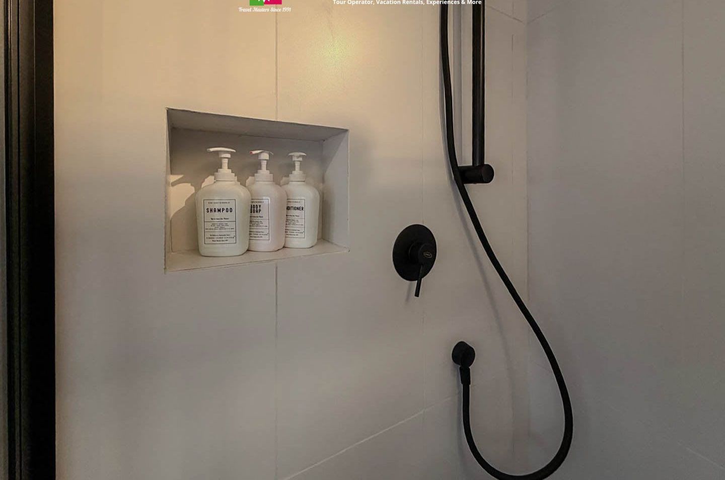 Shower with complimentary toiletries
