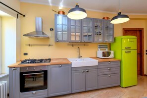 Kühlschrank, Mikrowelle, Ofen, Geschirrspüler