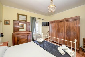 Tabla de planchar con plancha, wifi gratis y ropa de cama 