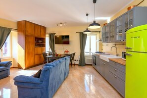 Kühlschrank, Mikrowelle, Ofen, Geschirrspüler