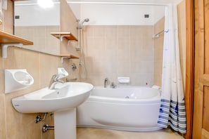 Bañera, secador de pelo, bidé y toallas