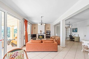 TV, lettore DVD, tavolo da ping pong