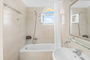 Ducha y bañera combinadas y toallas