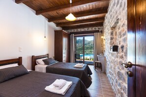 6 bedrooms, in-room safe, desk, soundproofing - Villa Asigonia with Heated Pool & Whirlpool (Chania, Crete)