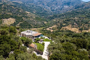 Breathtaking views of the mountains and the valley.
