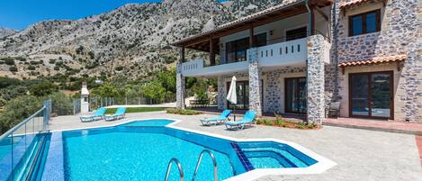 حمّام سباحة خارجي، حمّام سباحة مُدفَّأ، مقاعد للتشمس