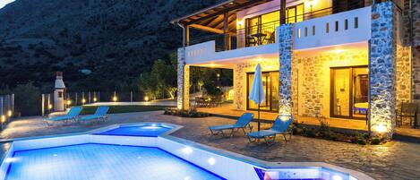 حمّام سباحة خارجي، حمّام سباحة مُدفَّأ، مقاعد للتشمس