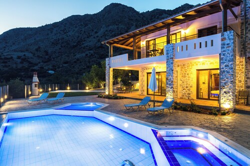 Villa Asigonia avec piscine chauffée et jacuzzi