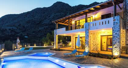 Villa Asigonia avec piscine chauffée et jacuzzi