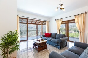 Fernseher, Kamin, Tischfußball, Tischtennisplatte