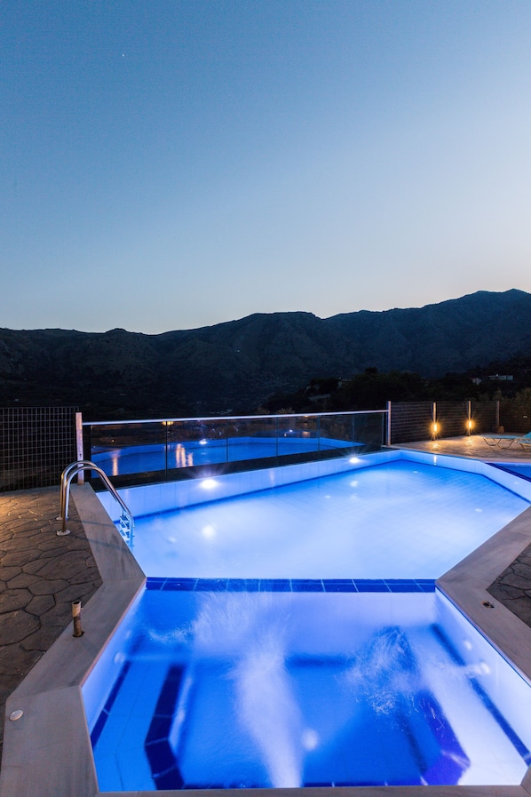 Una piscina al aire libre, una piscina climatizada