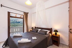 6 Schlafzimmer, Zimmersafe, Schreibtisch, Bügeleisen/Bügelbrett