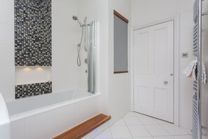 Suihku, hiustenkuivaaja, pyyhkeet, saippua