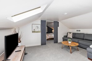 TV - Hummingbird - One Bedroom Apartment, Sleeps 2 (Saugatuck)