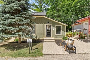 Exterior - Hummingbird - One Bedroom Apartment, Sleeps 2 (Saugatuck)