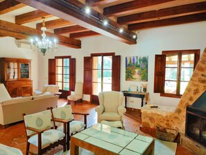 Una televisión, una chimenea, libros, un reproductor estéreo