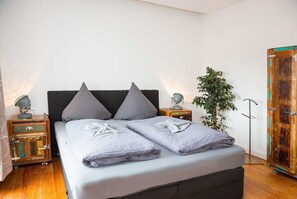 2 bedrooms, travel cot, WiFi, bed sheets