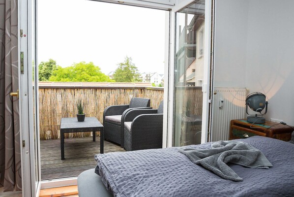 2 bedrooms, travel cot, WiFi, bed sheets