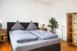 2 bedrooms, travel cot, WiFi, bed sheets