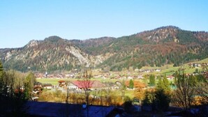 Un paisaje montañoso con un pueblo en el valle.