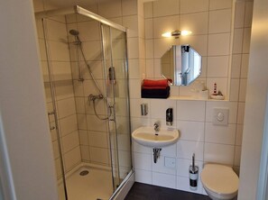 Shower, towels - Double room 1 - Ankes Pension - Object 28383 (Rostock)