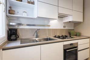 Kühlschrank, Mikrowelle, Ofen, Herdplatte