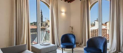 تلفزيون، مدفأة، مكتب