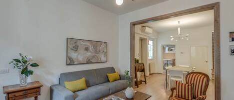 TV, caminetto, studio