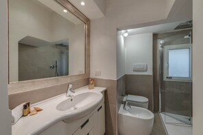 淋浴设施、吹风机