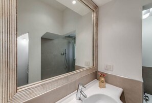 Douche, sĂšche-cheveux