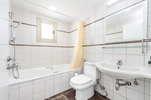 Badekar, hårføner, sjampo og toalettpapir