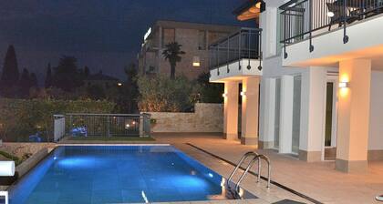 North House With Pool And Lake View